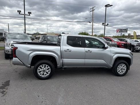 Used 2024 Toyota Tacoma SR5 AWD/4WD image 5