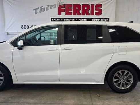 Used 2024 Toyota Sienna LE image 2