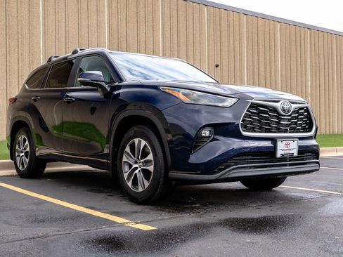 Used 2024 Toyota Highlander XLE image 2