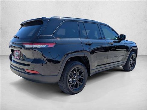 Used 2025 Jeep Grand Cherokee Altitude AWD/4WD image 5