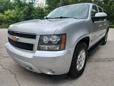 Used 2014 Chevrolet Suburban LT w/ Luxury Package RWD image 3