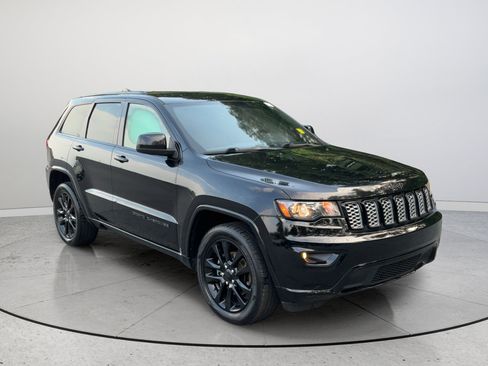 Used 2018 Jeep Grand Cherokee Altitude AWD/4WD image 4