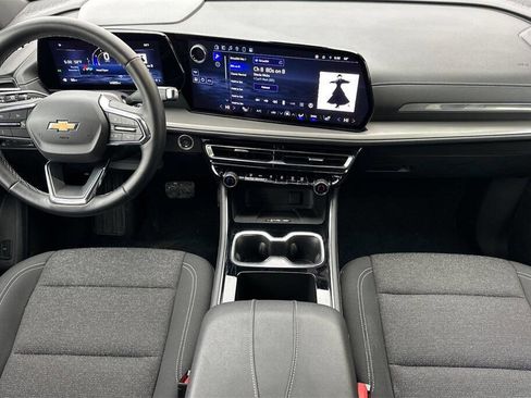 Used 2025 Chevrolet Traverse LT image 13