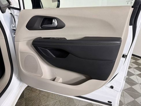 Used 2024 Chrysler Pacifica Touring-L FWD image 14