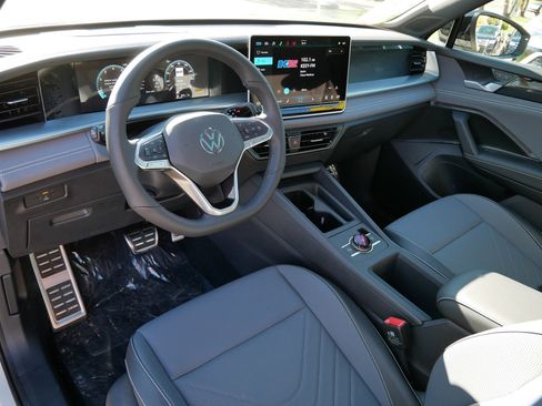 New 2026 Volkswagen Tiguan SE R-Line AWD/4WD image 8