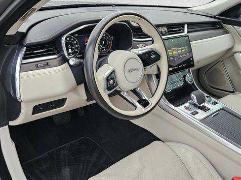 Used 2021 Jaguar XF SE RWD image 10