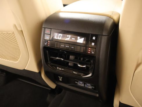 Used 2022 Jeep Grand Cherokee L Limited AWD/4WD image 17