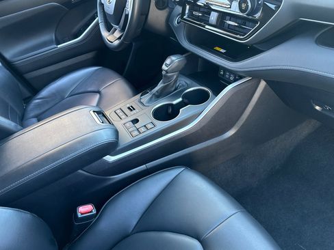 Used 2024 Toyota Highlander XLE image 31