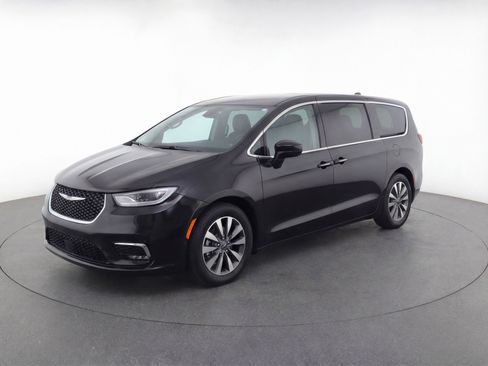 Used 2023 Chrysler Pacifica Touring-L image 3