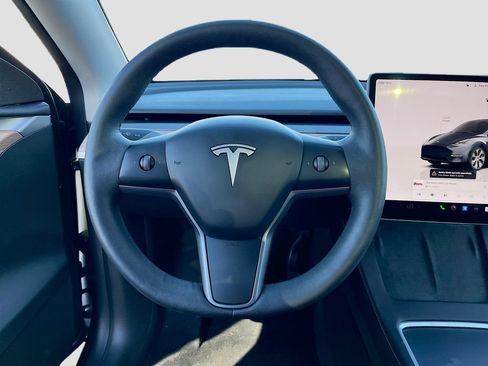 Used 2023 Tesla Model Y 2WD image 10