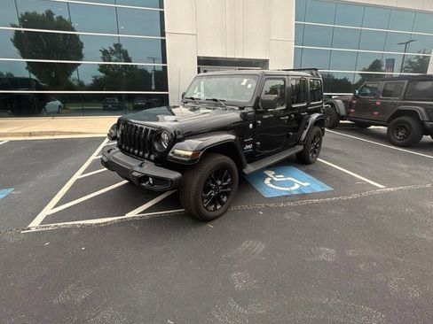 Used 2022 Jeep Wrangler Unlimited Sahara AWD/4WD image 2