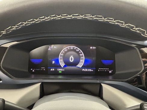 Used 2024 Volkswagen Taos SE w/ Panoramic Sunroof Package image 14