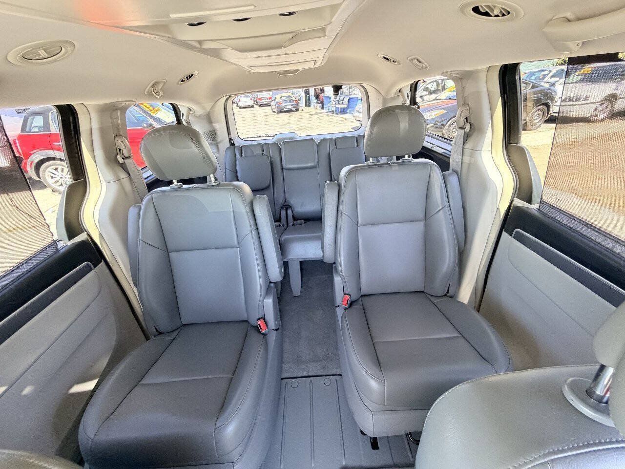 Used 2011 Volkswagen Routan SE FWD image 23
