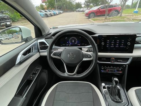 Used 2025 Volkswagen Taos SE FWD image 12