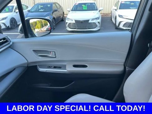 Used 2025 Toyota Sienna XLE FWD image 27