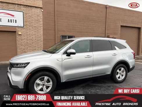 Used 2022 Kia Sorento LX image 3