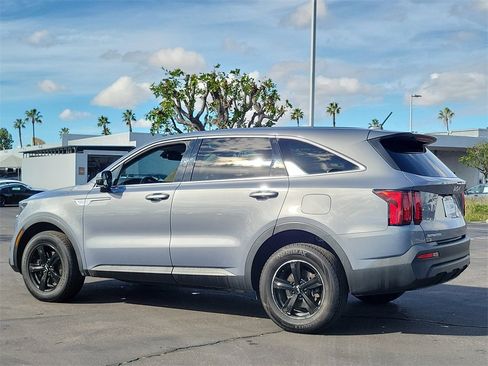 Used 2023 Kia Sorento LX image 3