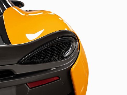 Used 2018 McLaren 570S Spider image 23