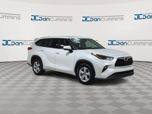 Used 2021 Toyota Highlander LE FWD image 2
