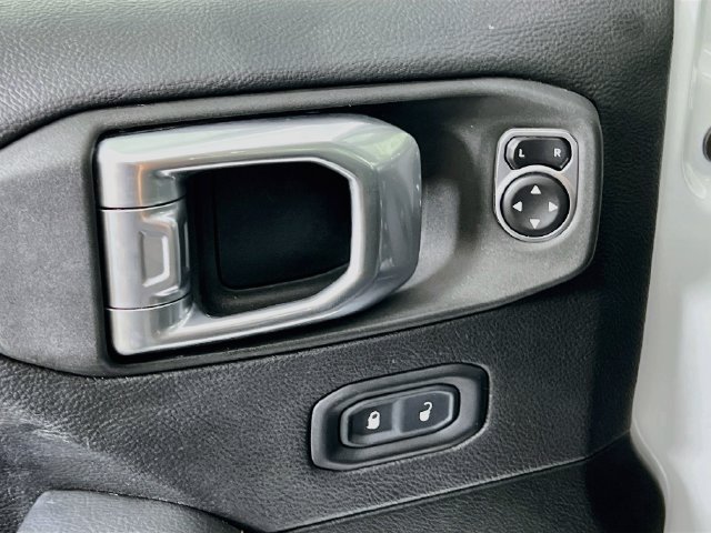 Used 2020 Jeep Wrangler Unlimited Sahara AWD/4WD image 9