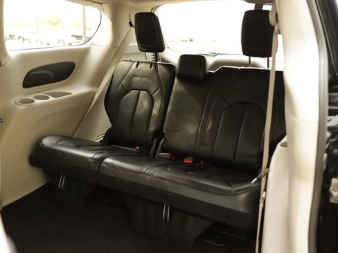 Used 2023 Chrysler Pacifica Touring-L FWD image 30