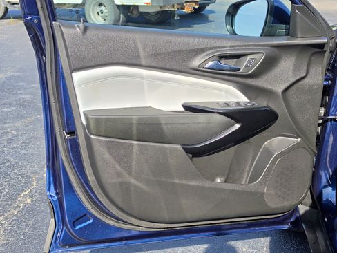 Used 2024 Chevrolet Trax LT w/ Sunroof Package FWD image 15