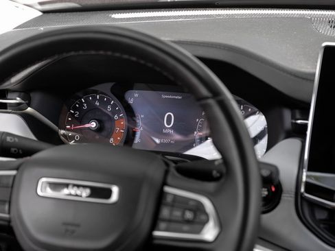 Used 2022 Jeep Compass Limited image 28