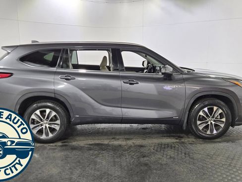 Used 2021 Toyota Highlander XLE image 11