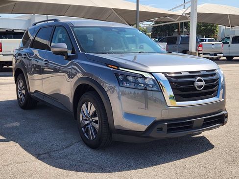 Used 2025 Nissan Pathfinder SV FWD image 3