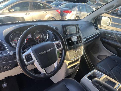 Used 2016 Chrysler Town & Country Touring image 11