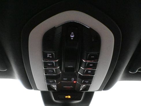 Used 2026 Porsche Macan AWD/4WD image 21