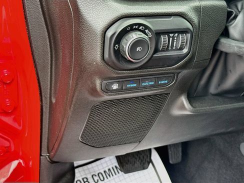 Used 2022 Jeep Wrangler Unlimited Sahara AWD/4WD image 11