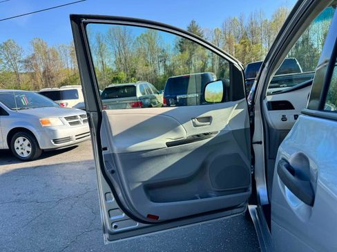 Used 2011 Toyota Sienna image 9