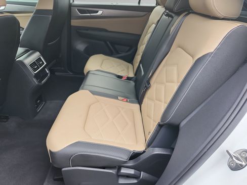 Used 2024 Volkswagen Atlas Cross Sport SE AWD/4WD image 15