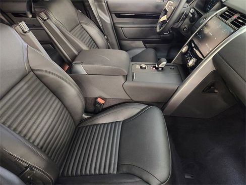 New 2026 Land Rover Discovery S image 3