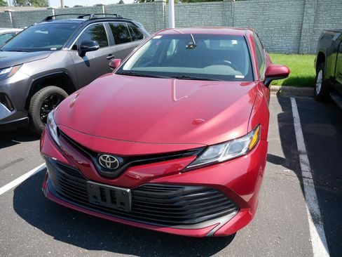 Used 2018 Toyota Camry LE FWD image 2