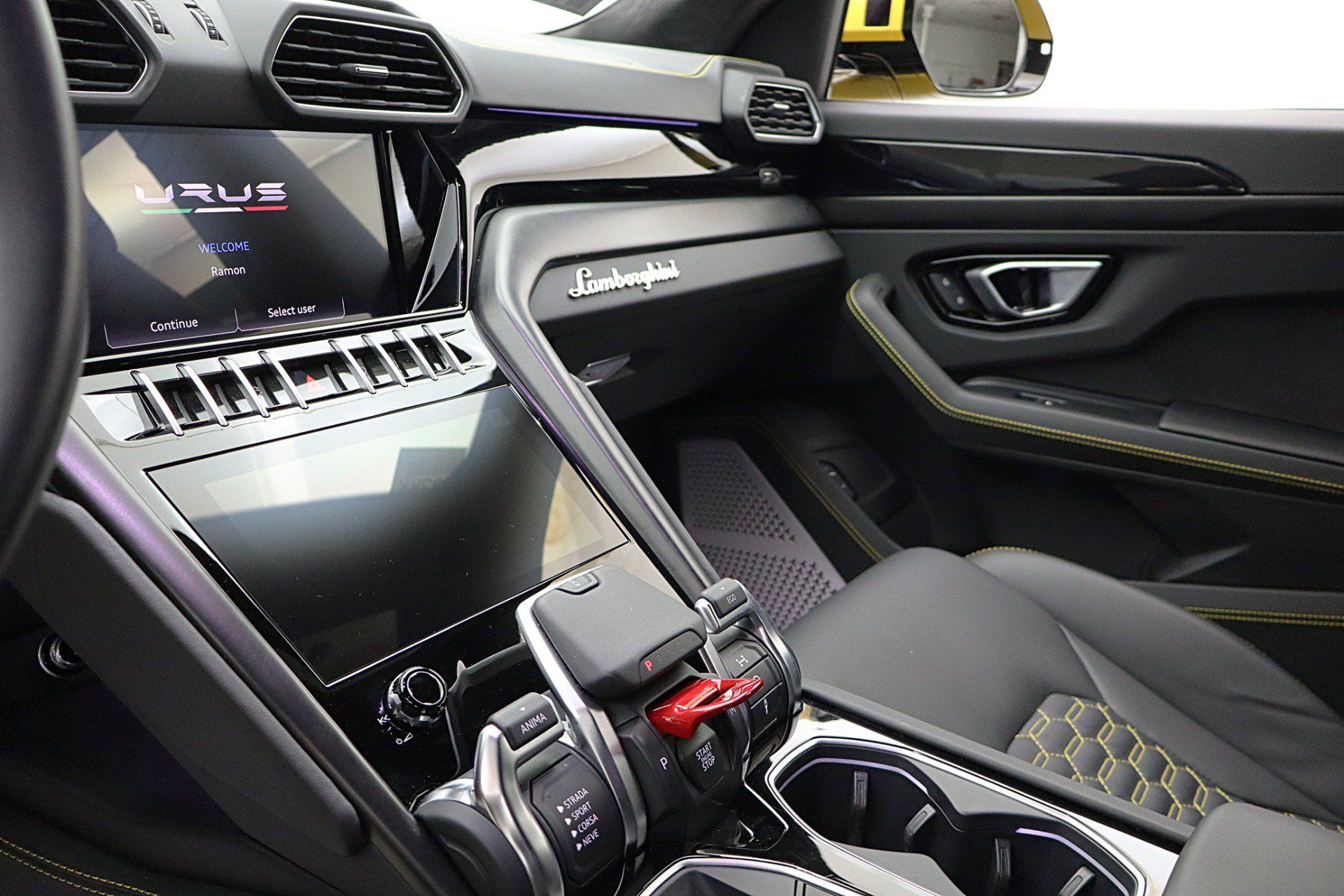 Used 2022 Lamborghini Urus AWD/4WD image 42