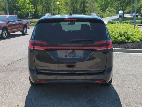 Used 2021 Chrysler Pacifica Touring-L w/ Uconnect Theater Family Group AWD/4WD image 7