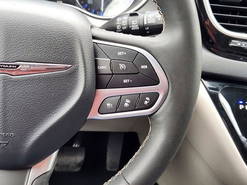 Used 2023 Chrysler Pacifica Touring-L FWD image 20