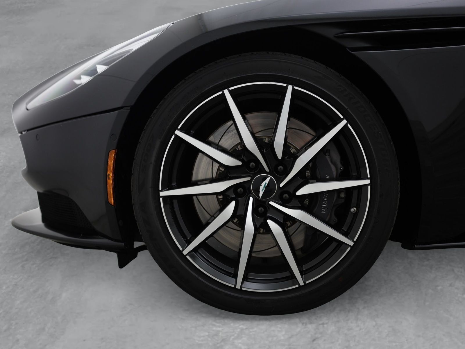 Used 2018 Aston Martin DB11 V12 RWD image 18