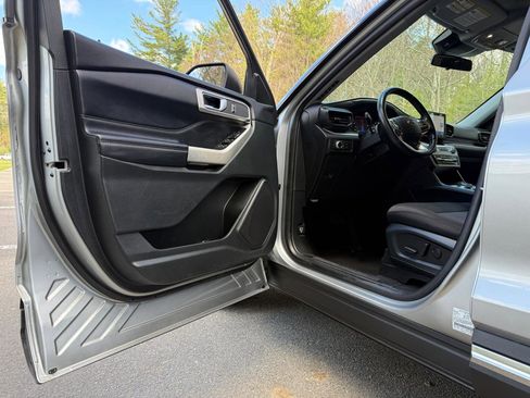 Used 2022 Ford Explorer XLT AWD/4WD image 11