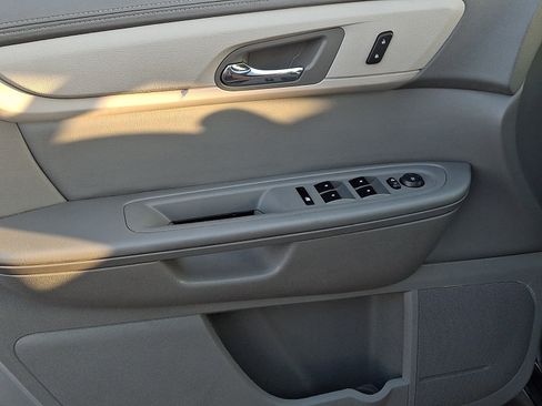 Used 2017 Chevrolet Traverse LS FWD image 13