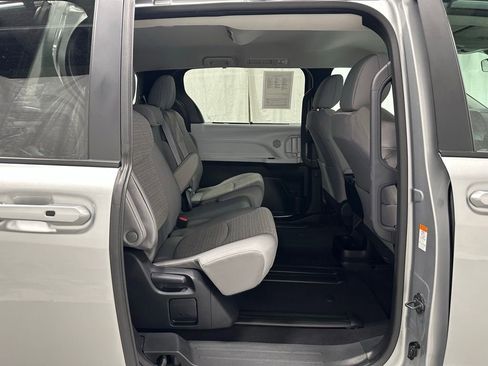 Used 2025 Toyota Sienna LE FWD image 53