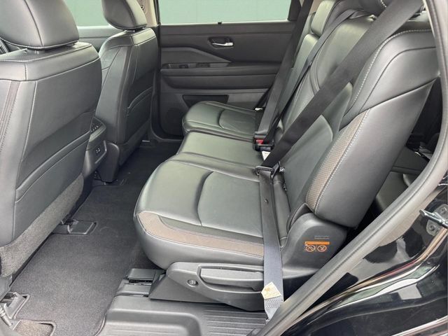 Used 2023 Nissan Pathfinder SL AWD/4WD image 13