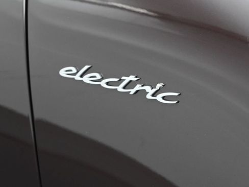 Certified 2025 Porsche Macan 4S Electric AWD/4WD image 32