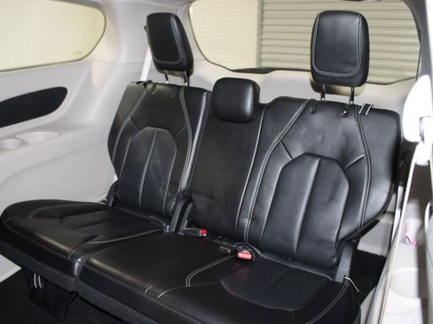 Used 2024 Chrysler Pacifica Touring-L image 19