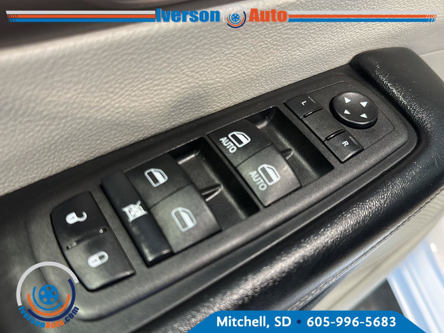 Used 2023 Chrysler Voyager LX FWD image 14