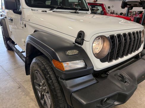 Used 2024 Jeep Wrangler Unlimited Sport AWD/4WD image 3