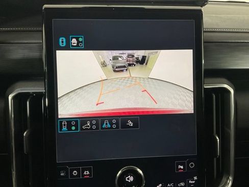 Used 2025 GMC Acadia Elevation w/ Elevation Premium Package FWD image 11