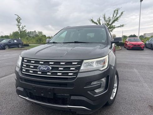 Used 2017 Ford Explorer XLT AWD/4WD image 6